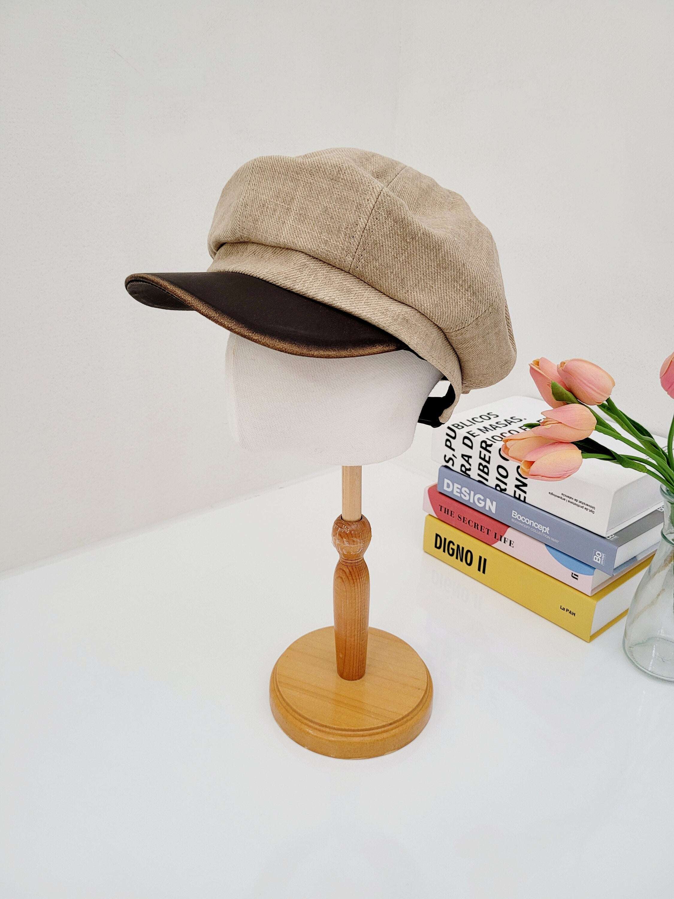 lana beret: Beige baker boy hat with a dark brown brim, stylish and chic. Perfect for adding a touch of elegance to any outfit.